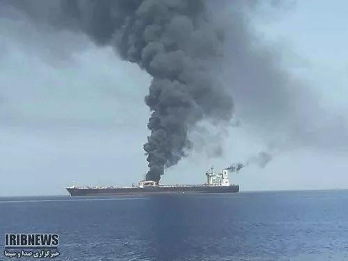 这张由伊朗伊斯兰共和国广播局提供的照片显示，6月13日，一艘邮轮在阿曼海上起火。当天，两艘油轮在阿曼海遭遇袭击发生爆炸。新华社/美联
