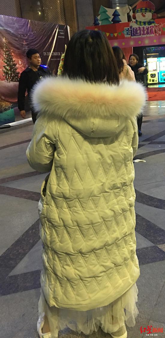 罗某京在夜市买了新衣服后,将其穿上