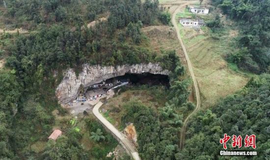 12月17日，四川兴文，震区天星村境内一山体在地震中垮塌严重。四川兴文5.7级地震造成震区部分山体垮塌和民房受损，相关工作人员正在震中进村入户核查具体情况。中新社记者 刘忠俊 摄