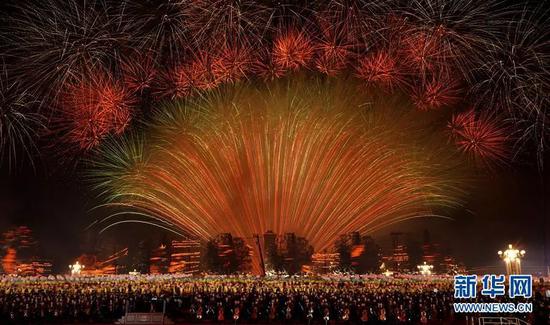 10月1日晚，庆祝中华人民共和国成立70周年联欢活动在北京天安门广场举行。新华社记者 王毓国 摄