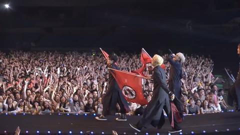 男团在舞台上挥舞的旗帜被指“像纳粹旗”。（图源：推特）