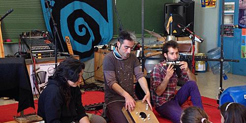 “回响”乐队在一所学校里表演。（乐队供图）