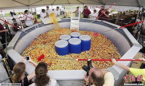 资料图：当地时间2015年9月2日，美国麻省理工学院动员大约500名师生，制造出一份重15000磅（约6803公斤）的超大份水果沙拉，打破吉尼斯世界纪录。