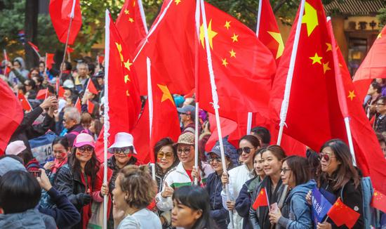 红旗飘反黑暴 香港数千市民集会发出正义之声