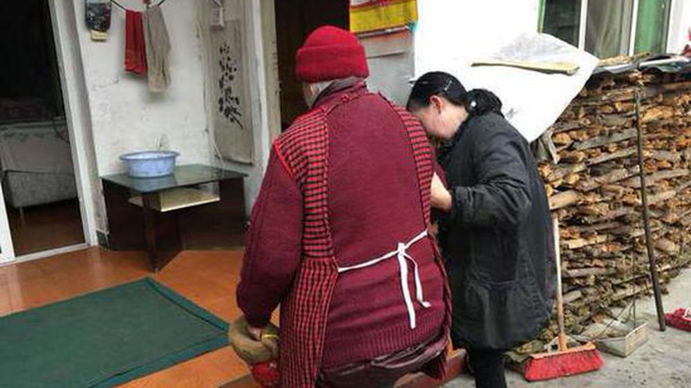 102岁婆婆双目失明 62岁媳妇寸步不离照顾