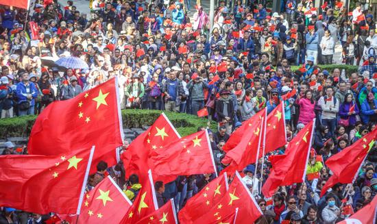 红旗飘反黑暴 香港数千市民集会发出正义之声