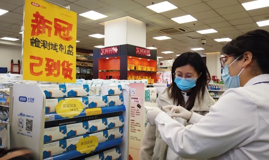  2022年3月17日，新冠抗原检测试剂盒在天津市老百姓大药房上架销售，市民可持身份证登记购买。图/视觉中国