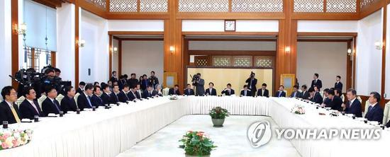 图注:韩国总统文在寅邀请韩国媒体领袖举行午餐恳谈会