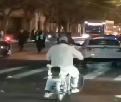 ▲淡定围观的路人。