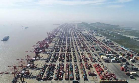 这是2017年4月23日航拍的上海洋山港集装箱码头。新华社记者 丁汀 摄