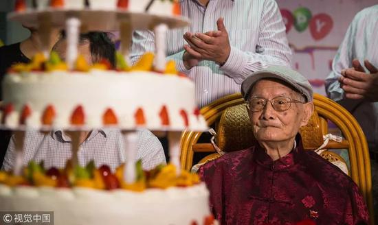 2018年11月15日,图为邓铁涛正在自己的104岁生日贺寿仪式上 。