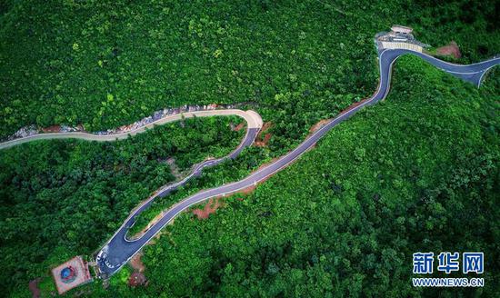 这是河北迁安市北部山区的农村公路（2018年8月15日无人机拍摄）。新华社记者 杨世尧 摄