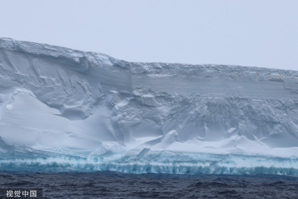 最大冰山漂离南极