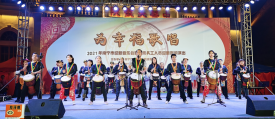 迎新音乐会上,艺术家与外来务工人员共舞。