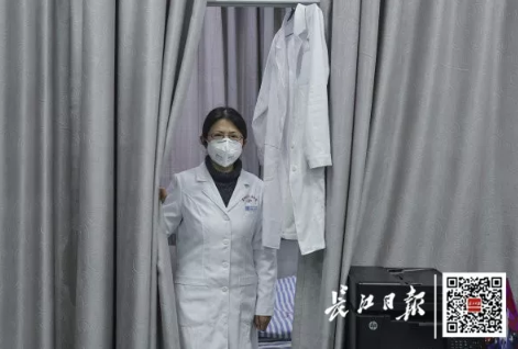  张笑春医生从1月14日便睡在了办公室，连续十几天的加班和焦虑，她大量掉发。