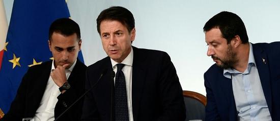 意大利总理孔特（中）和两位副总理萨尔维尼（右）和迪马约。