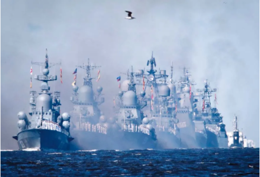 图为2020年7月26日，参加海军节的俄罗斯海军舰艇编队