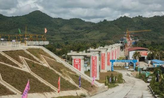 中国中铁股份有限公司在老挝琅勃拉邦建造的铁路桥桥墩。中国计划通过一系列高速铁路将云南省西南部地区与东南亚国家连接起来。（香港《南华早报》网站）