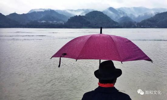 北川富朗在富春江边驻足，沉思观想