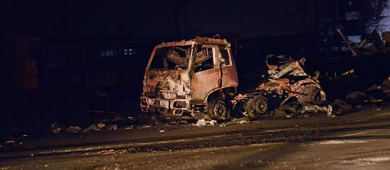 30多辆大货车在爆燃事故中毁坏。摄影/本刊记者 董洁旭