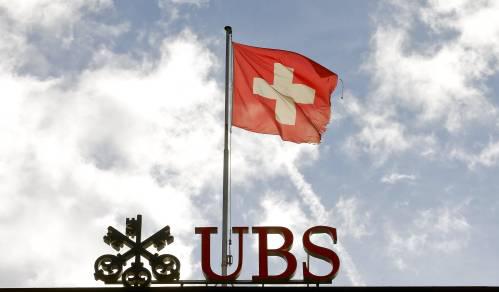 图为一面瑞士国旗在瑞士银行集团的标识上飘扬。新华社/路透