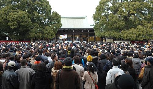 资料图片：2012年1月1日，在日本东京明治神宫，人们进行新年的第一次参拜。新华社发