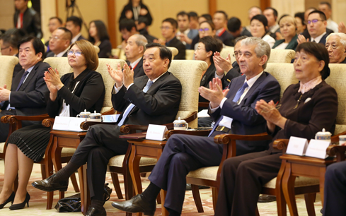 中共中央政治局委员、全国人大常委会副委员长王晨（前排中）在开幕式上。（摄影： 冯永斌）