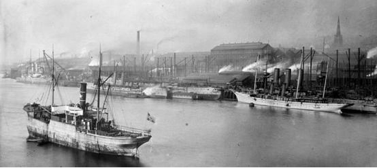 1904年鼎盛时期的埃尔斯维克造船厂，右侧尖顶的圣史蒂芬教堂至今仍在