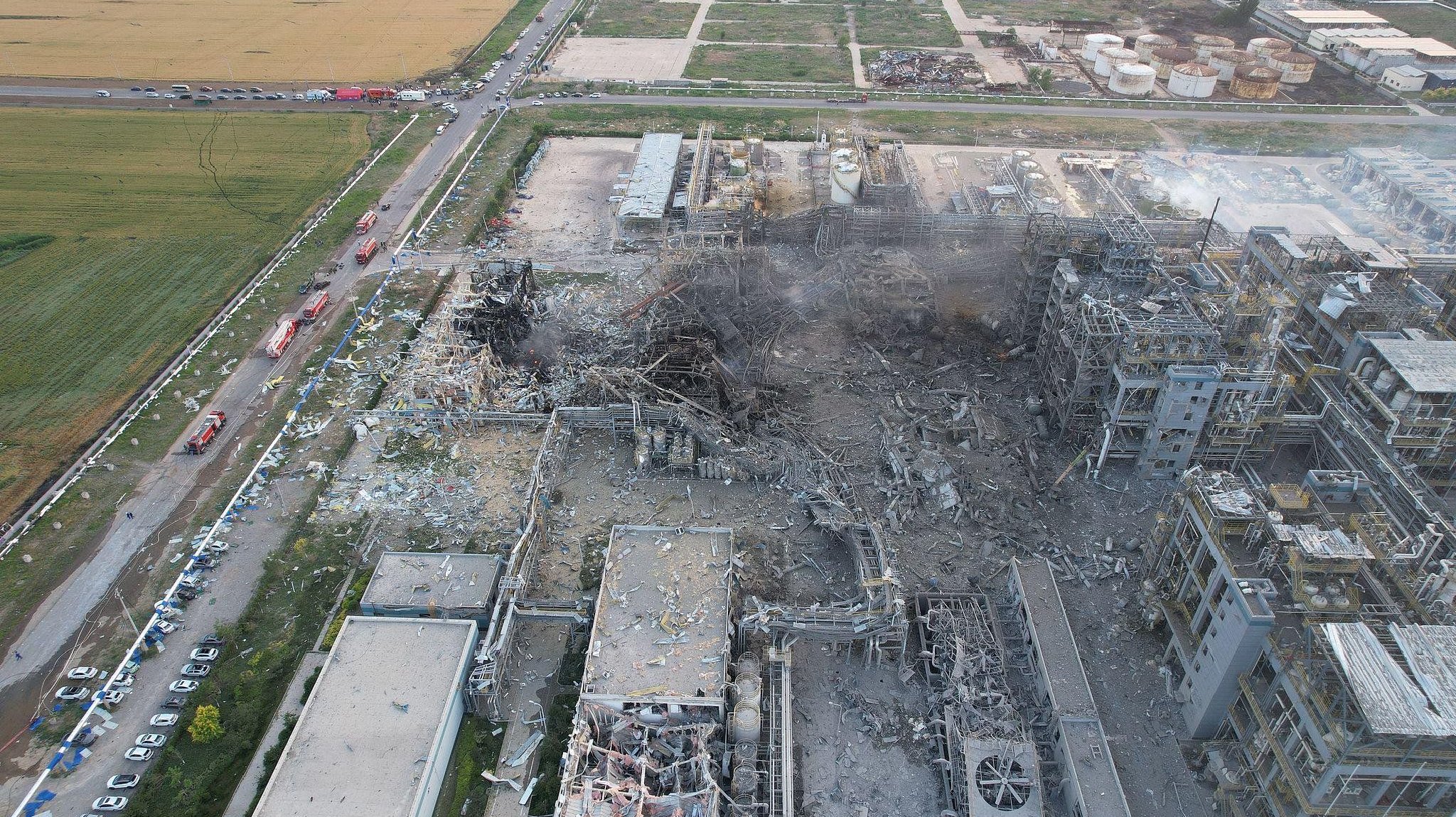 航拍画面：山东高密化工厂爆炸后楼房仅剩框架 搜救清理仍在进行