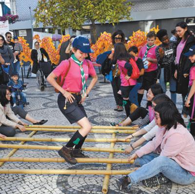 阿威罗大学孔子学院的学生表演竹竿舞。