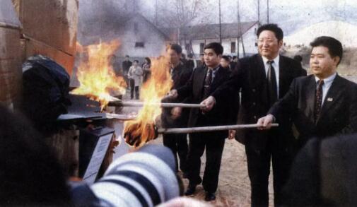1999年12月15日，奥康董事长王振滔在杭州火烧假冒温州鞋。 资料图