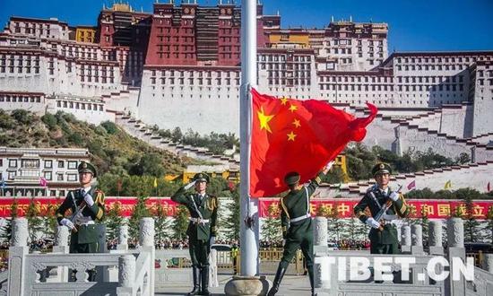布达拉宫广场上的升国旗仪式。摄影:赵耀