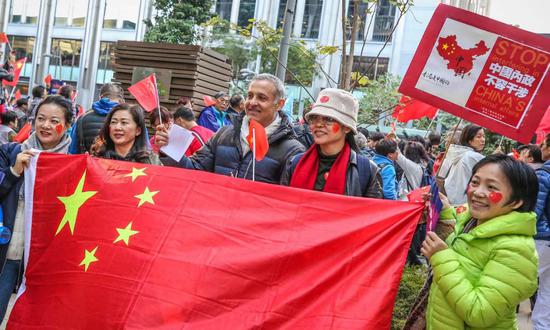 红旗飘反黑暴 香港数千市民集会发出正义之声