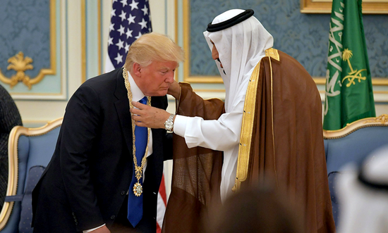 当地时间2017年5月20日，沙特国王萨勒曼向美国总统特朗普授予阿卜杜勒-阿齐兹勋章