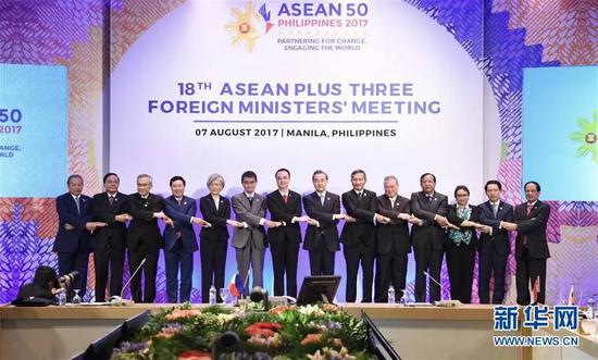 ▲资料图片：2017年8月7日，在菲律宾马尼拉，中国外交部长王毅（右七）在会议前同其他与会者合影。当日，外交部长王毅出席在菲律宾马尼拉举行的东盟与中日韩（10+3）外长会。