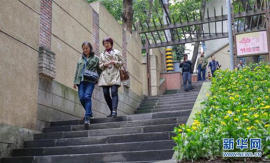 游客沿着重庆渝中区的山城第三步道前行（4月3日摄）。 新华社记者 刘潺 摄