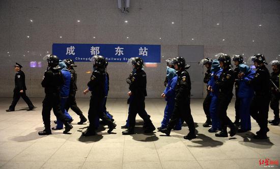 6名电信诈骗嫌疑人被押回国 “剧本”查了一口袋