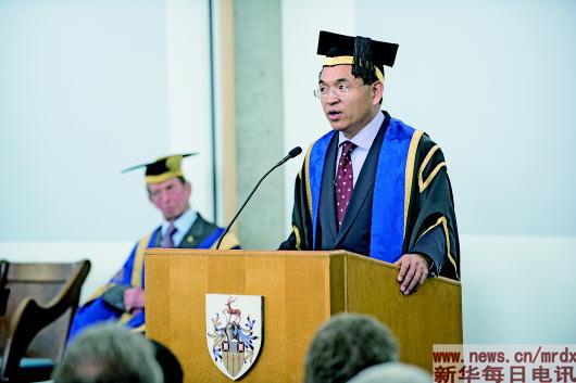 ▲作为执掌英国顶级高校的首位华裔校长，逯高清（右一）实现了华人在西方高等教育界的一大突破。受访者供图