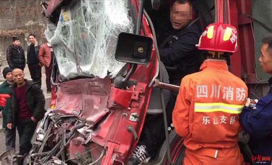 四川乐山两货车追尾3人被困获救 原因正在调查中