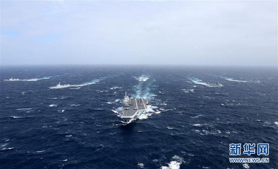 2016年12月26日，海军辽宁舰航母编队向西太平洋航渡（资料照片）。新华社发（莫小亮 摄）