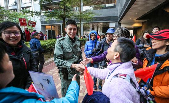 红旗飘反黑暴 香港数千市民集会发出正义之声