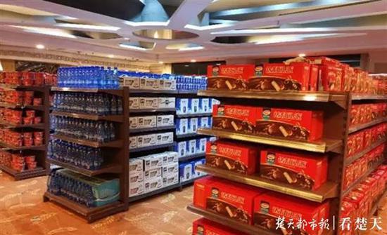 火神山院区超市连夜上架各类食品等生活物资
