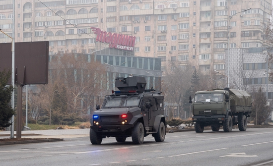 2022年1月7日，哈萨克斯坦阿拉木图街道上的军车。图自人民视觉