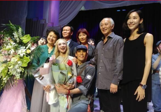 2017年上海公演结束后,上海芭蕾舞团第一代"白毛女"石钟琴(左一),第一