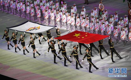 10月18日，护旗手护卫中华人民共和国国旗和国际军事体育理事会会旗进入开幕式现场。当日，第七届世界军人运动会开幕式在武汉体育中心举行。 新华社记者程敏摄