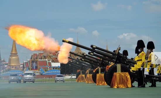 ·当天中午12时，国王卫队第1野战炮兵团鸣放了21响礼炮为王太后庆生。