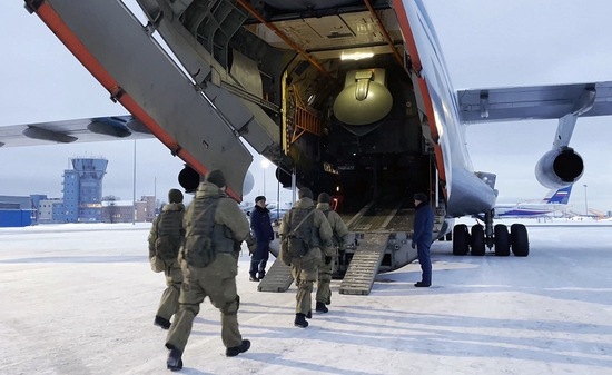 当地时间2022年1月6日，俄罗斯空军运输机开始向哈萨克斯坦运送维和部队。人民视觉 图