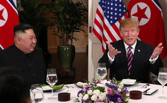 当地时间2019年2月27日晚，越南河内，美国总统特朗普与朝鲜最高领导人金正恩共进晚餐。  视觉中国 图