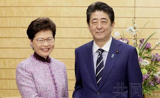 日本首相安倍晋三4月9日在官邸与中国香港特别行政区行政长官林郑月娥举行会谈。