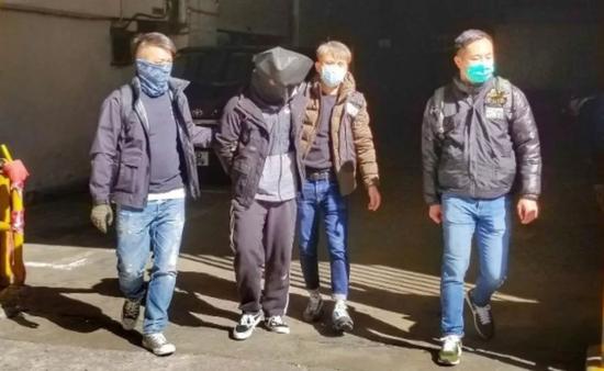 涉案男子早前被带回警署。图片来源:香港“东网”